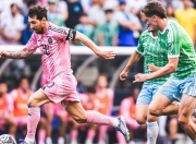 奇异果体育-赛前欧冠传出新动向，巴塞罗那防线松动，管理层表态——质疑声仍在，纪律约束更严格的简单介绍